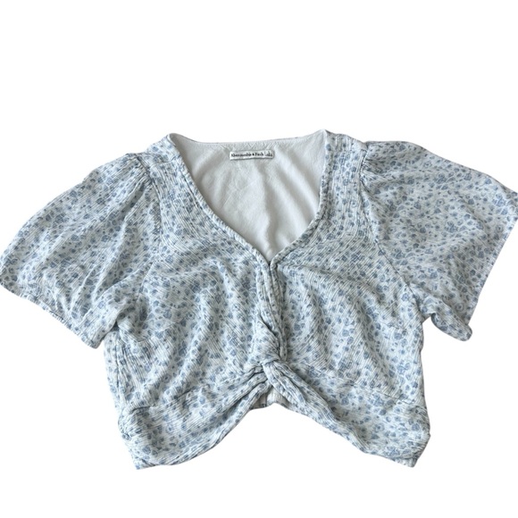Abercrombie & Fitch Blue & White Floral Knot Crop Top, Flutter Sleeve - Large - Picture 3 of 13